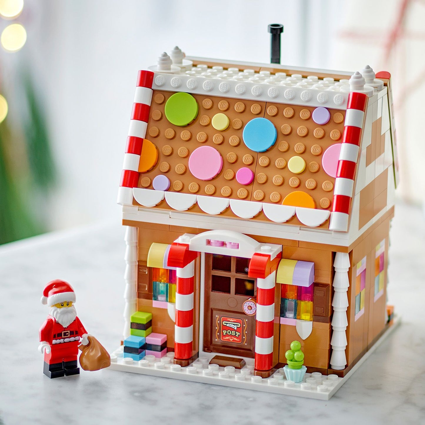 40809 Festive Gingerbread House